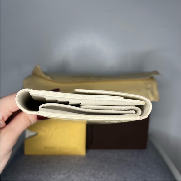 Louis Vuitton Sarah Patent
Leather Wallet  full enclosure : box  and dust bag - Picture 3 of 11